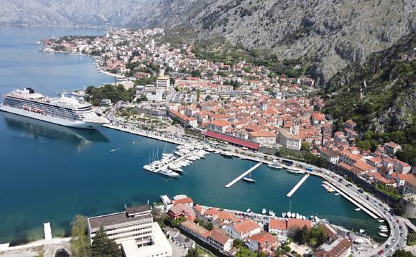 Marinetek completed a new marina in front of the main gate of the medieval walled town of Kotor, Montenegro.