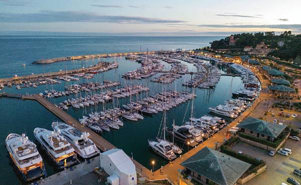 D-Marin signed a partnership deal with Azimut Benetti whereby it acquired a large stake in Marina di Valetta and Porto Mediceo and commenced commercial integration with Marina di Varazze.