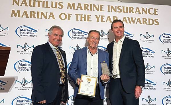 Steve Sammes, general manager Mulpha Sanctuary Cove Marina, receives the Marina of the Year award (over 140 boats) in the Nautilus/MIA award ceremony.